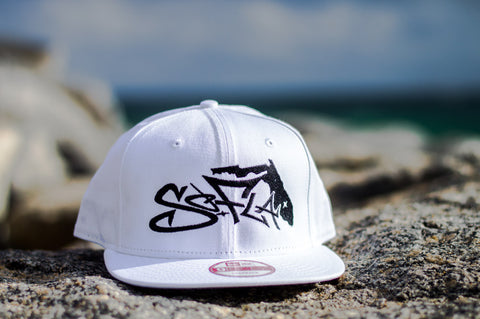 Snapback Black/White Stitching